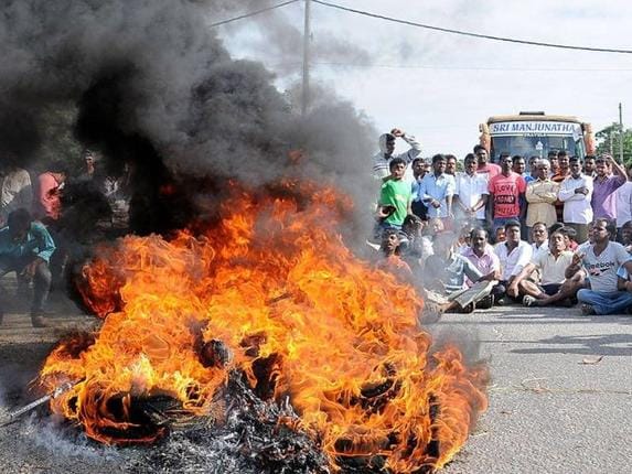 protest against change in karnatka government by chief minister sidramayya