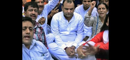 mp maheish giri does yoga on yoga day in hunger strike outside cm kejriwal residence