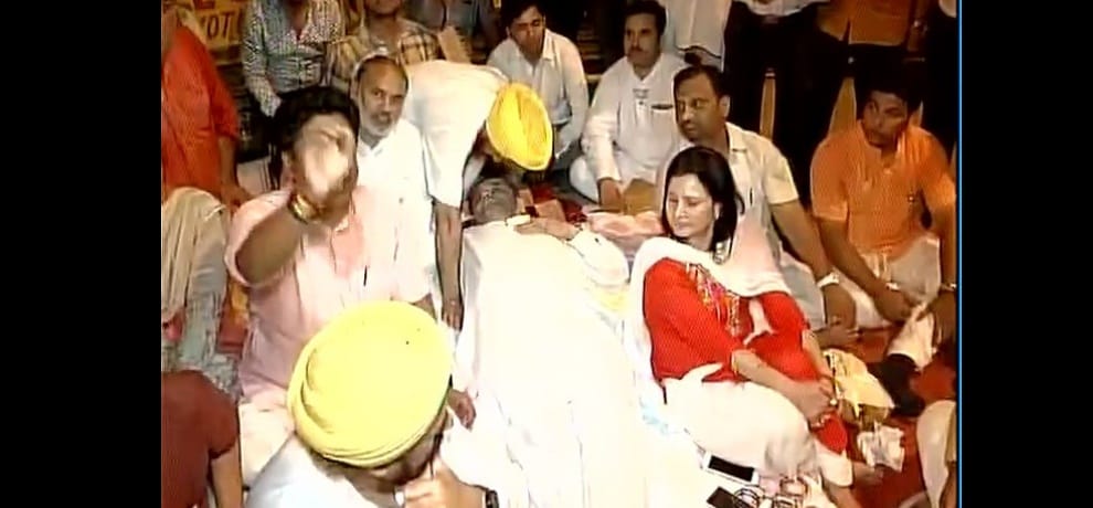 maheish giri on hunger strike outside kejriwal house
