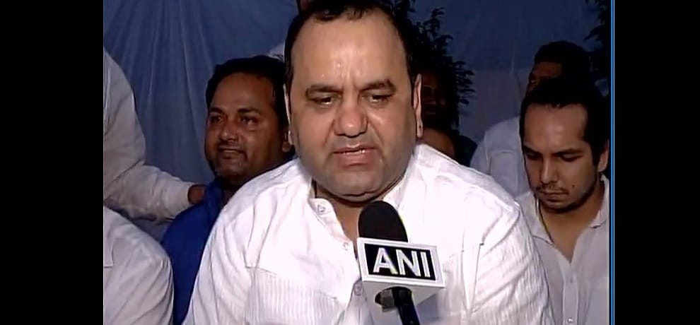 maheish giri on hunger strike outside kejriwal house