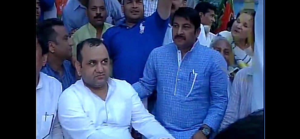 maheish giri on hunger strike outside kejriwal house