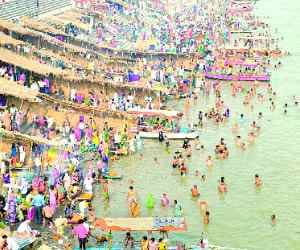 Thousands of devotees took a dip in the Sarayu