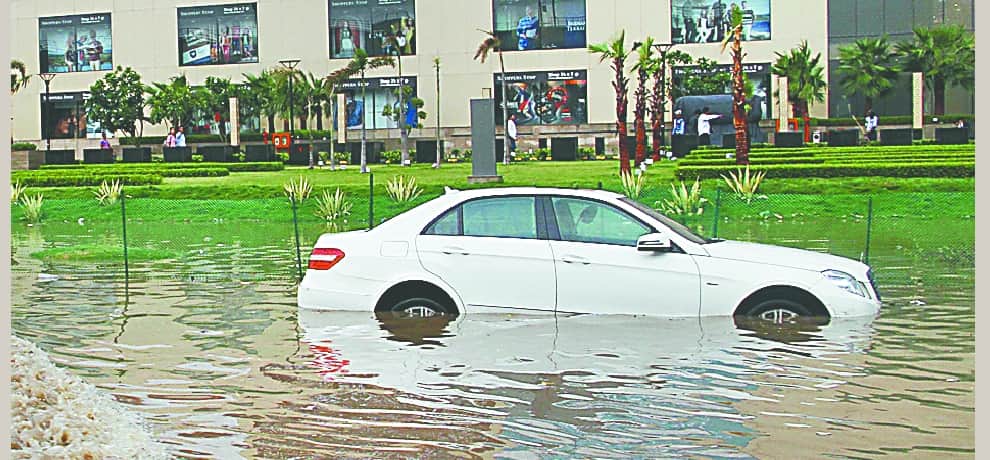 Was charged with the first rains of the city, roads were suffering from water