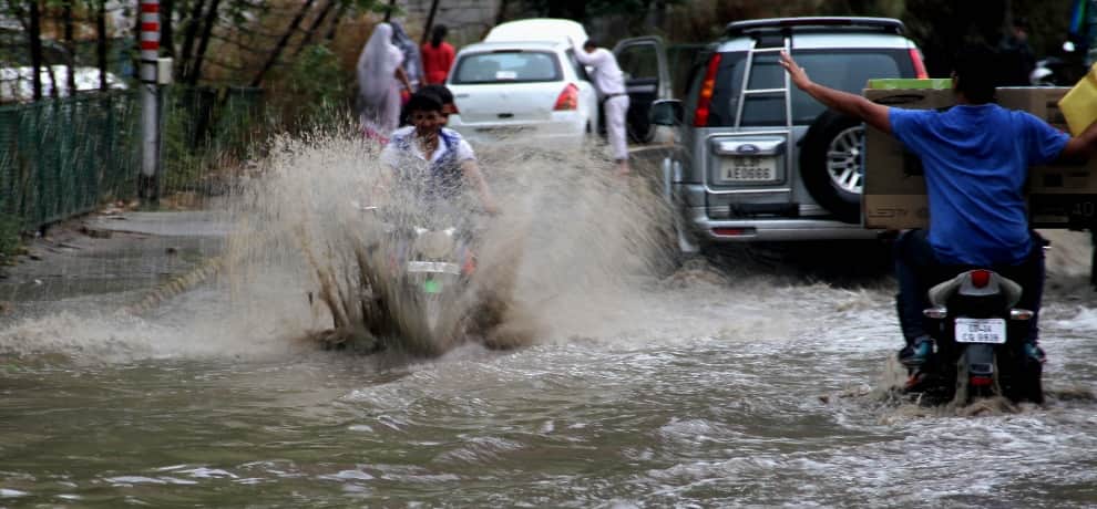 Was charged with the first rains of the city, roads were suffering from water