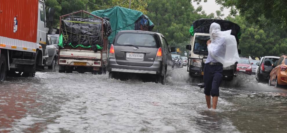 Was charged with the first rains of the city, roads were suffering from water