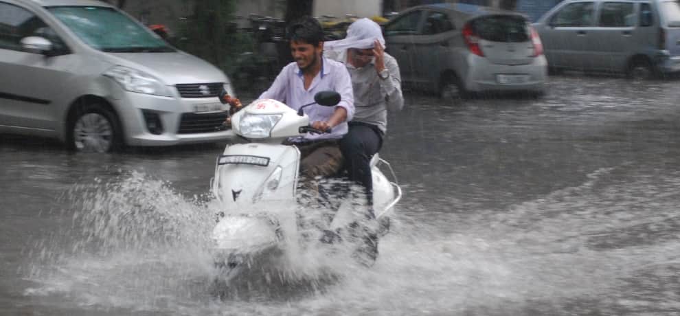 Was charged with the first rains of the city, roads were suffering from water