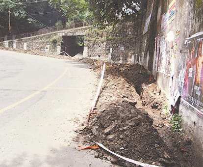 Continuous digging of roads leading to traffic congestion in shimla city