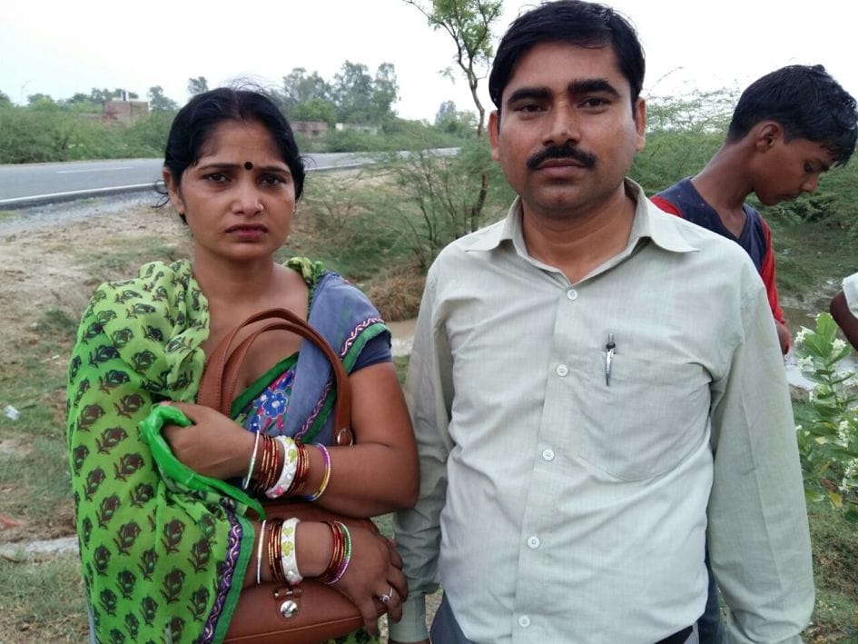 Bike riders couple miscreants looted cash, jewelery