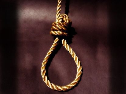 Unnao Suicide: घर में फंदे से लटका मिला दुकानदार का शव, आत्महत्या के कारण अज्ञात, मोबाइल की होगी जांच Shopkeeper's dead body found hanging in his house