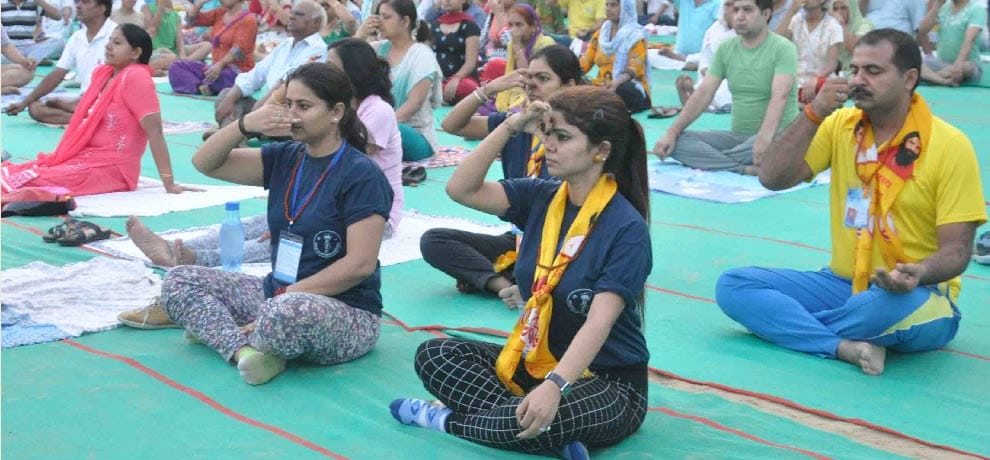 minor yogi with Baba ramdev, 50 thousand people do yoga