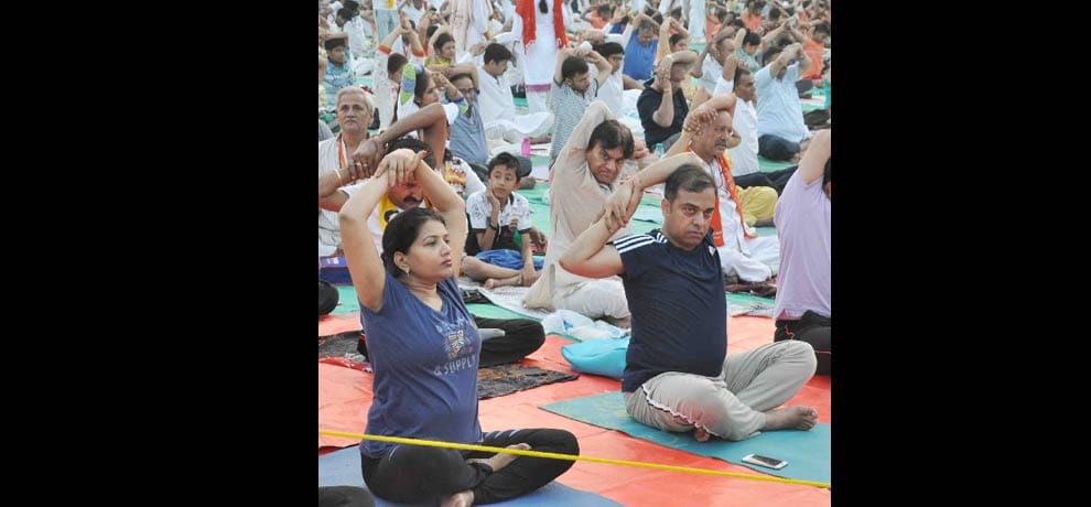 minor yogi with Baba ramdev, 50 thousand people do yoga