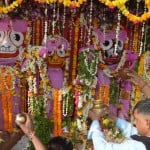 अस्सी स्थित मंदिर में भगवान जगन्नाथ को जलाभिषेक करते भक्त।