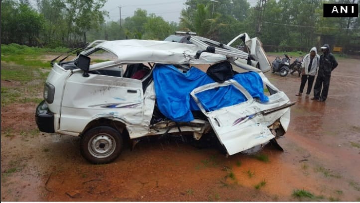 karnataka: 8 student killed in bus van accident
