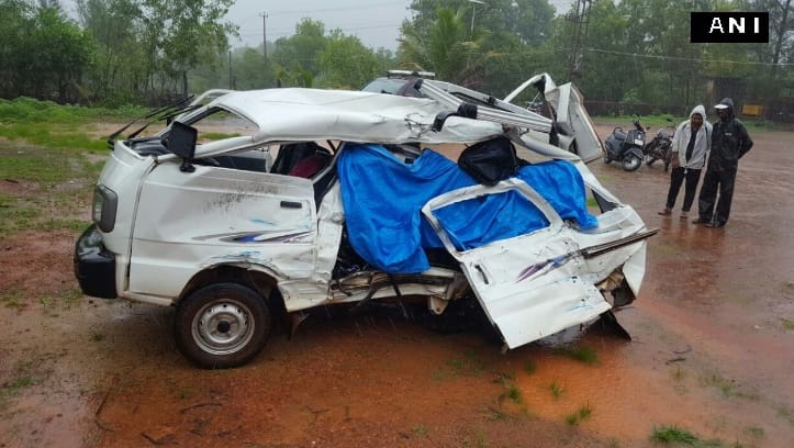 karnataka: 8 student killed in bus van accident