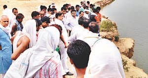student drowned in ganga, two companions were rescued by divers
