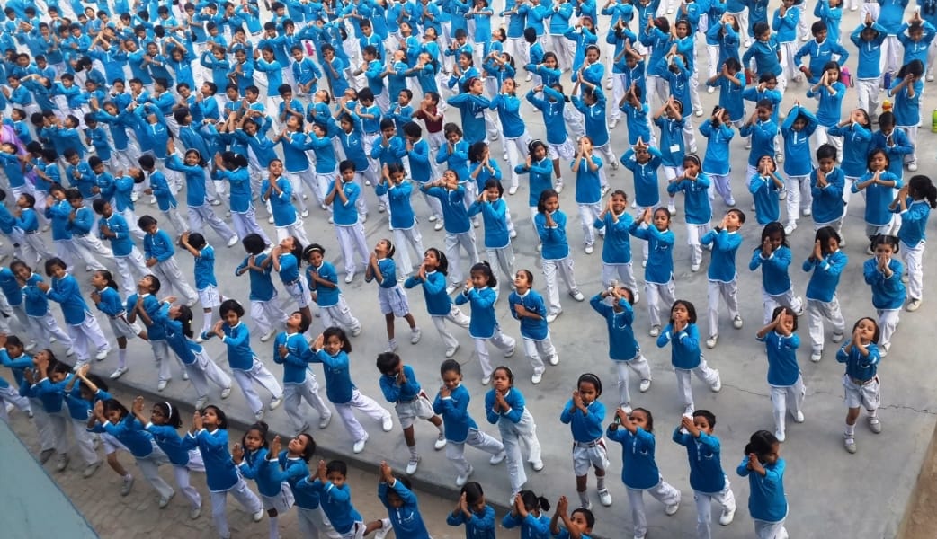 utsaah ke saath hajaaron ne kiya yogaabhyaas