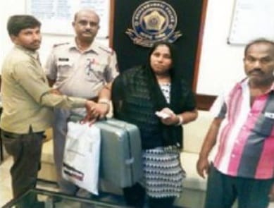 Mumbai: Honest auto rickshaw driver found bag owner