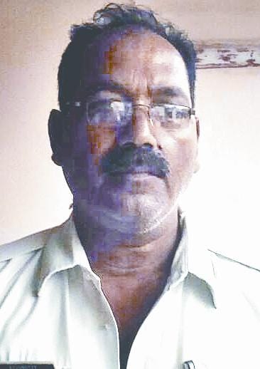 bad people tear the dress of policeman after beating in golghar