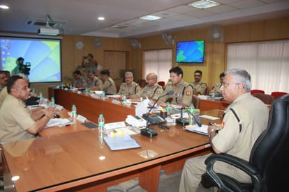 lucknow police should do foot patrolling says dgp javeed ahmad