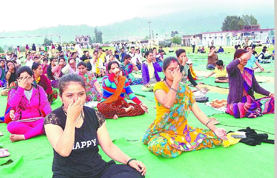 Hundreds of people together yoga and pranayama 