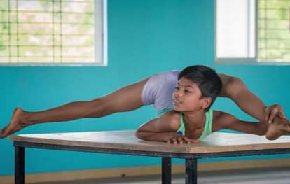 Bendy Boy: Hyper-Mobile Teen Has Extreme Flexibility 