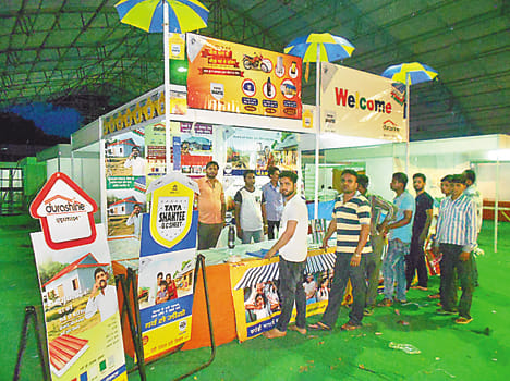 Stalls, putting buyers gathering
