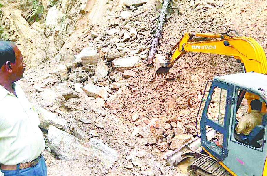 car buried in debris at tehri motor marg