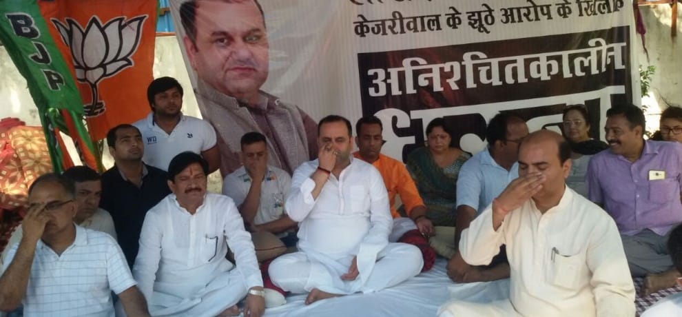 mp maheish giri does yoga on yoga day in hunger strike outside cm kejriwal residence