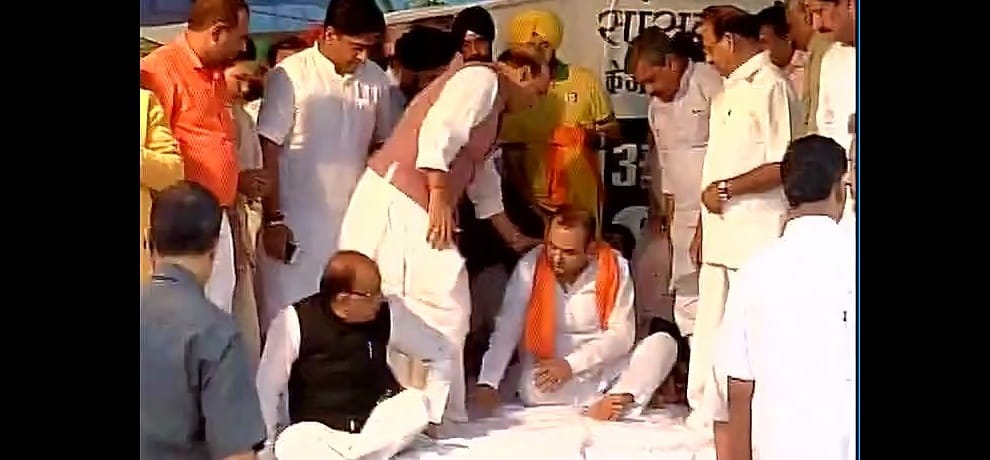 Rajnath Singh, Mahesh Giri end fast, Kejriwal ultimatum