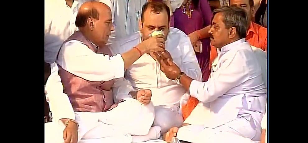 Rajnath Singh, Mahesh Giri end fast, Kejriwal ultimatum