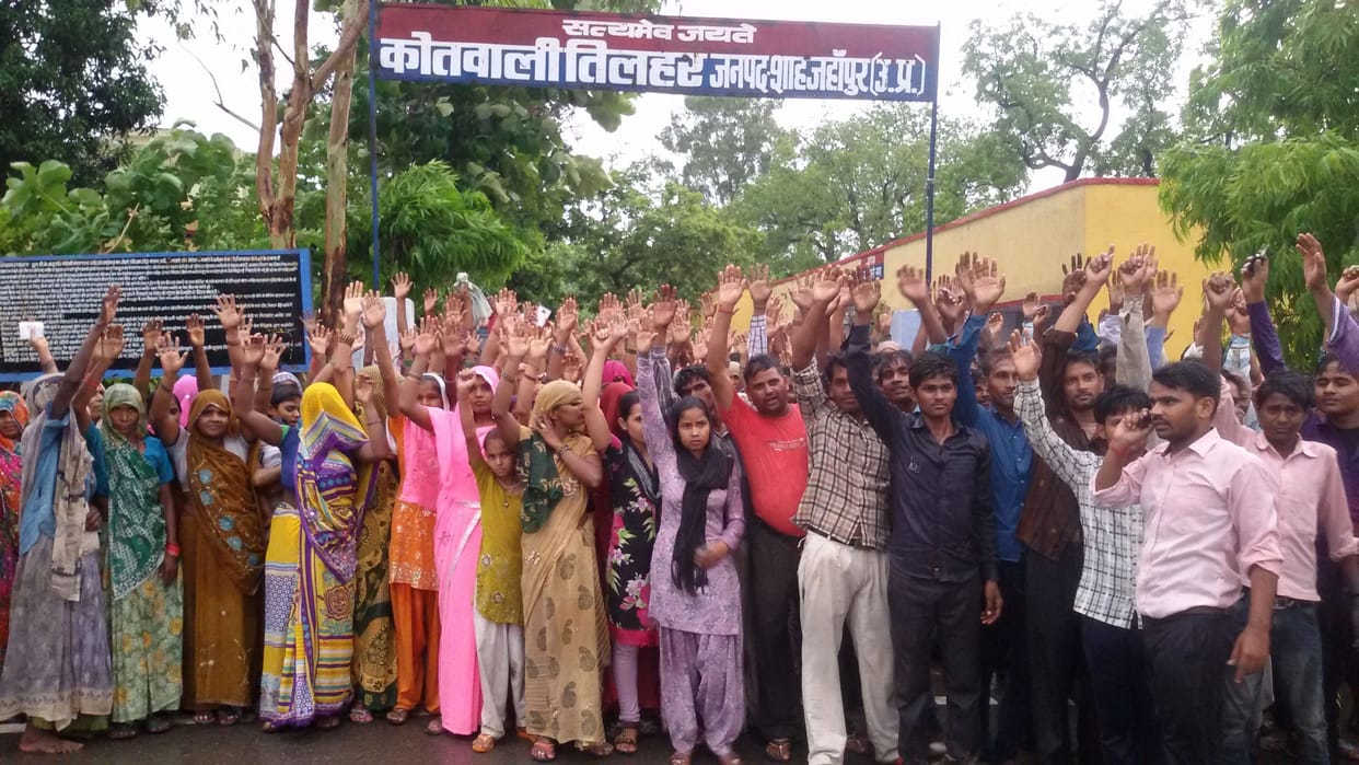 Pakrshaen quota in two clashed over the choice , highway jam