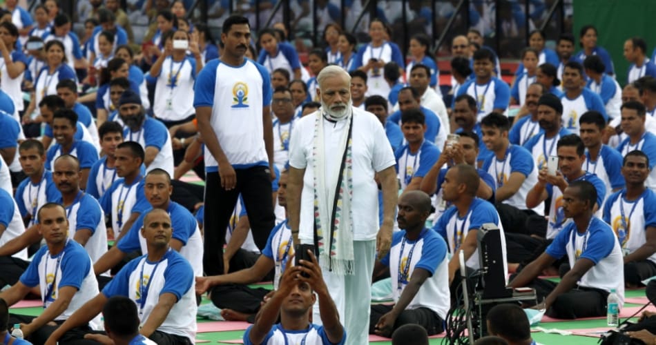 craze of selfie with modi, international yoga day, modi chandigarh visit, narendra modi