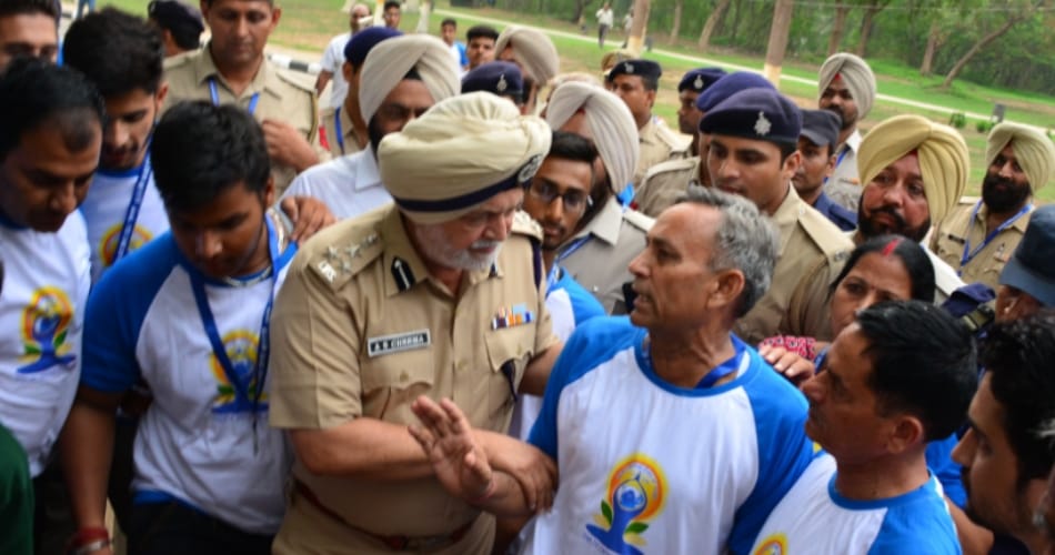 craze of selfie with modi, international yoga day, modi chandigarh visit, narendra modi