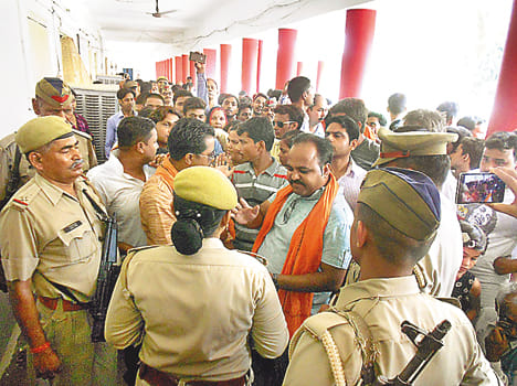 Kotwal and female protesters clashed with SO