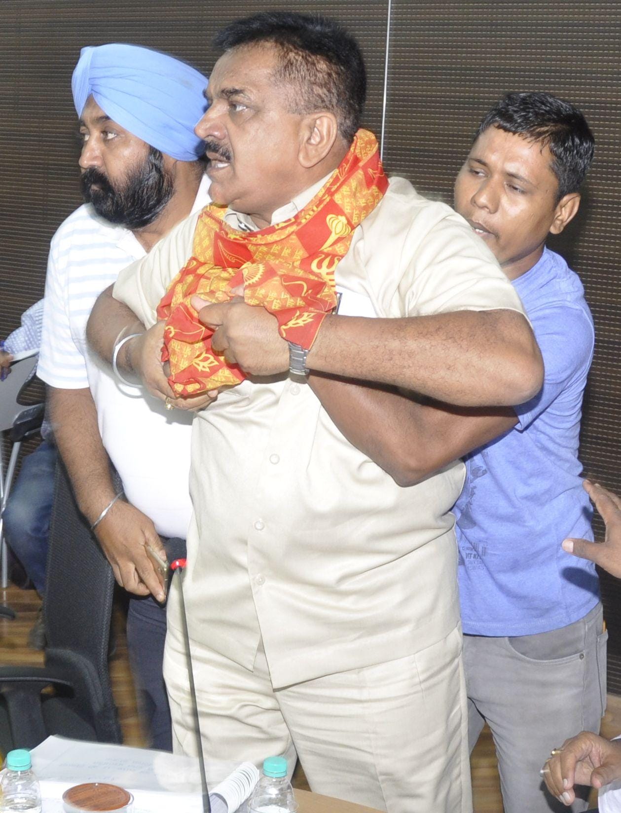 politician fight at rudrapur collectrate