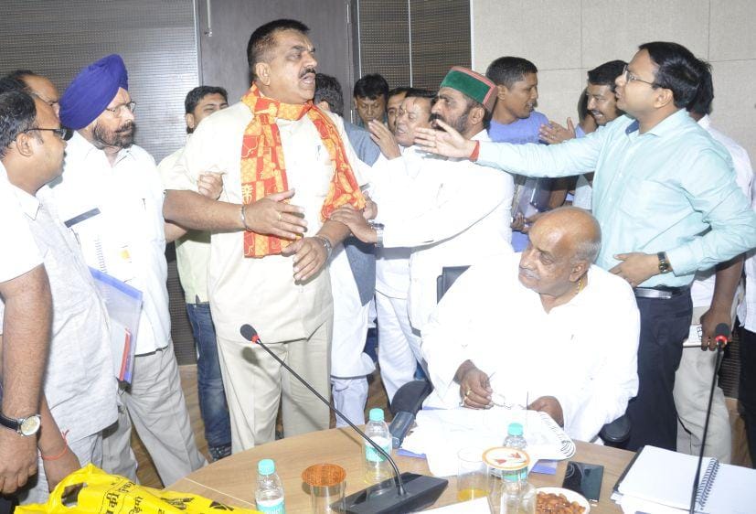 politician fight at rudrapur collectrate