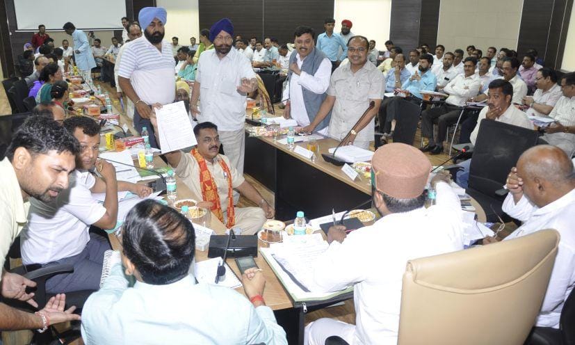 politician fight at rudrapur collectrate