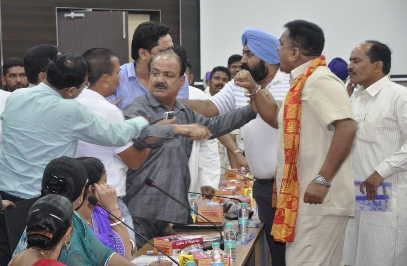 politician fight at rudrapur collectrate