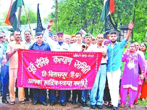 ex- servicemen protest against mla bambar thakur sadar.