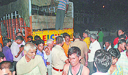 Cows laden truck caught commotion