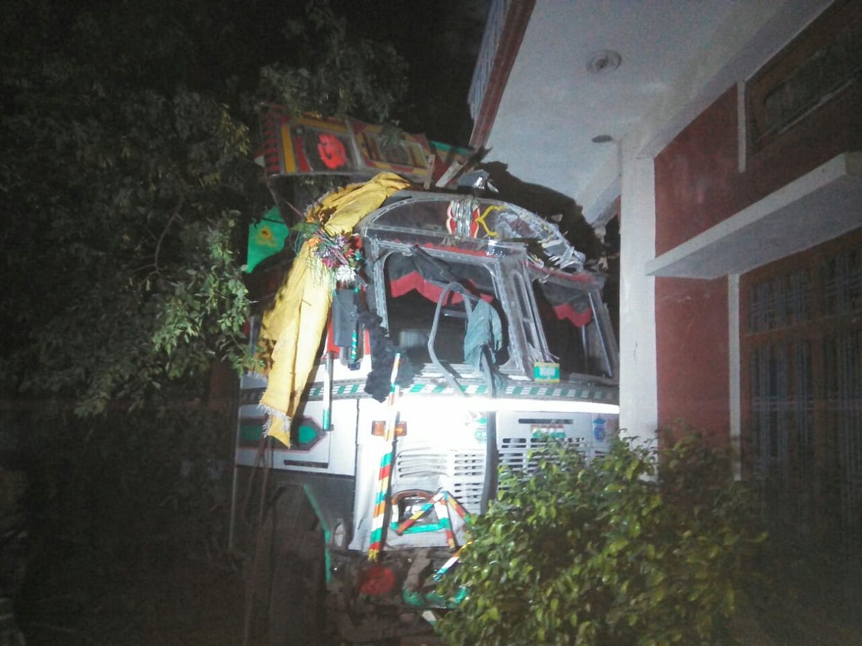 Three uncontrolled truck was thrashed to death
