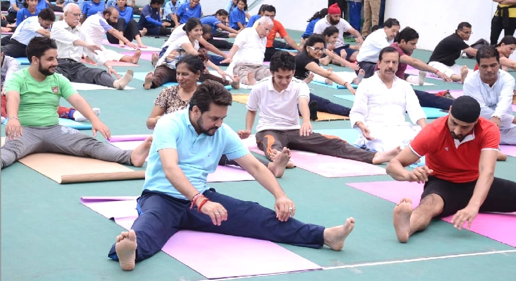 Harbhajan singh and Anurag thakur celebrate yoga day at dharamshala.