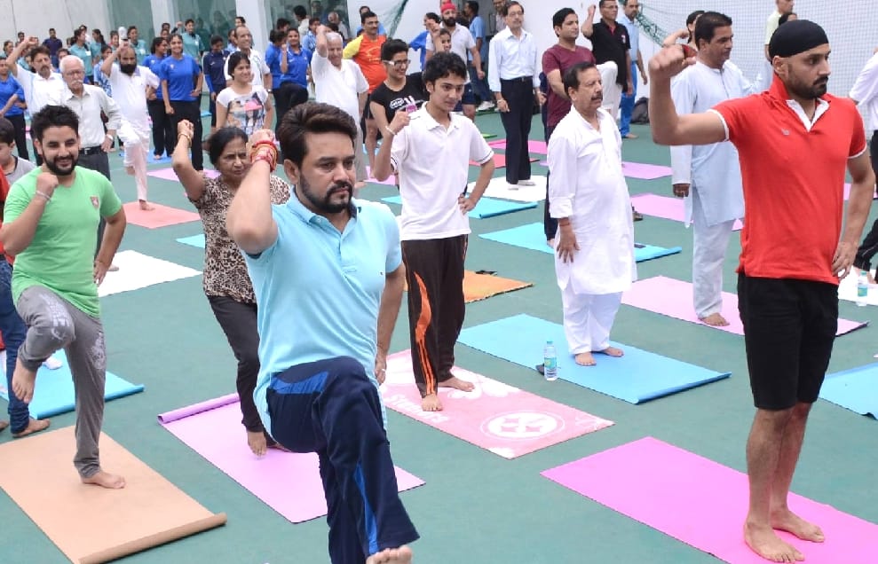 Harbhajan singh and Anurag thakur celebrate yoga day at dharamshala.