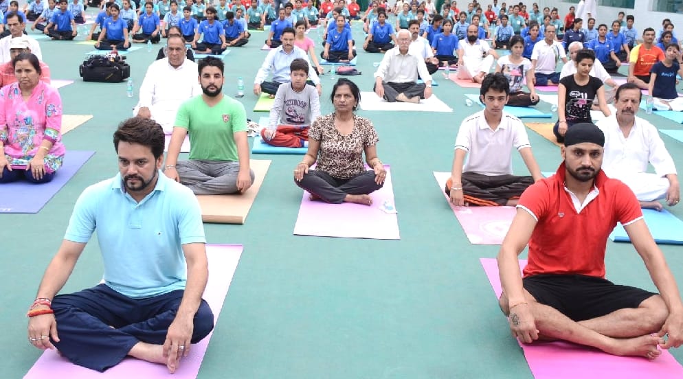 Harbhajan singh and Anurag thakur celebrate yoga day at dharamshala.