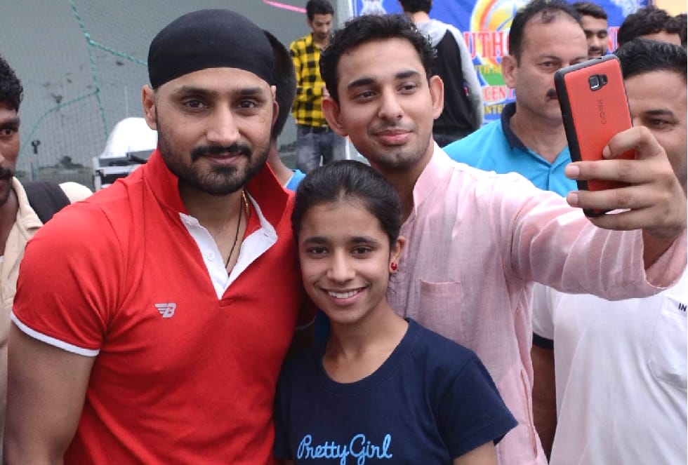 Harbhajan singh and Anurag thakur celebrate yoga day at dharamshala.