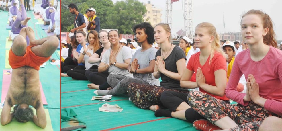 World records made by people with Ramdev yoga, deed recorded in the Golden Book