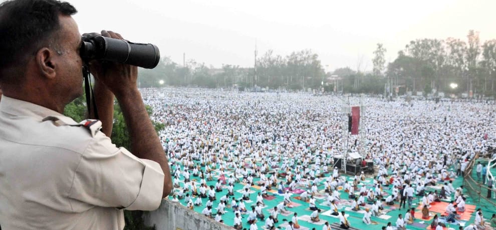 World records made by people with Ramdev yoga, deed recorded in the Golden Book