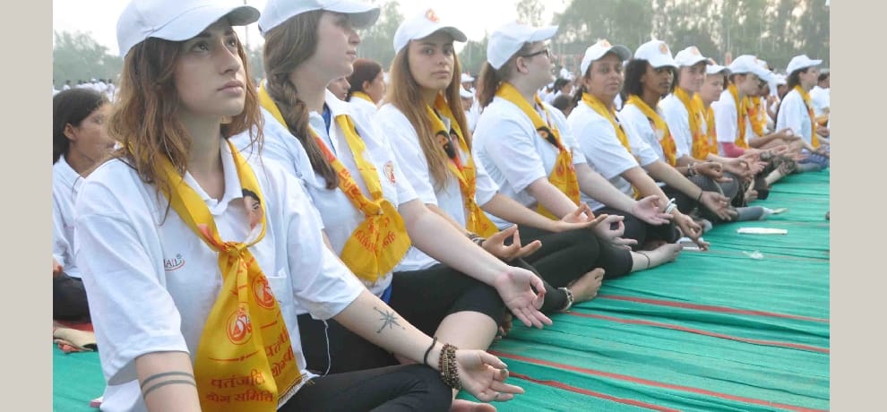 World records made by people with Ramdev yoga, deed recorded in the Golden Book