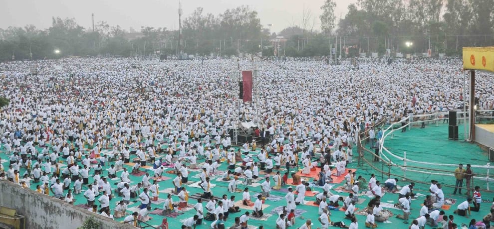 World records made by people with Ramdev yoga, deed recorded in the Golden Book
