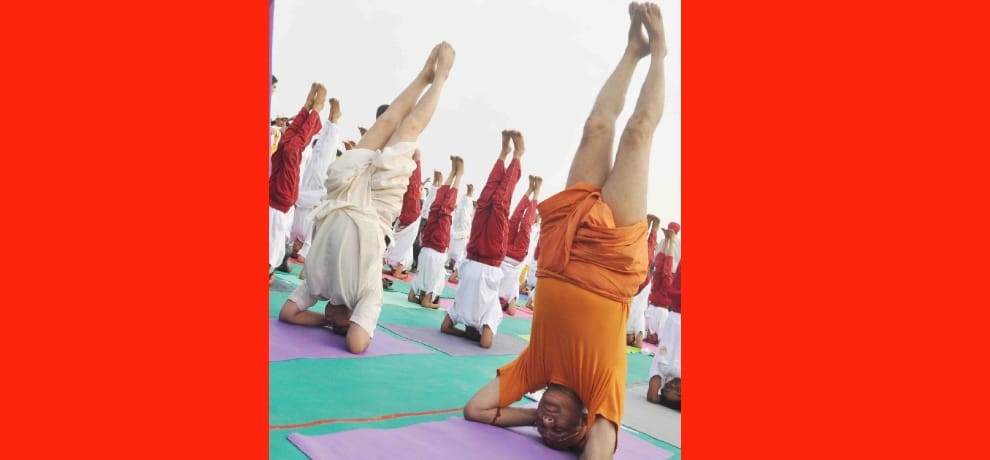 World records made by people with Ramdev yoga, deed recorded in the Golden Book